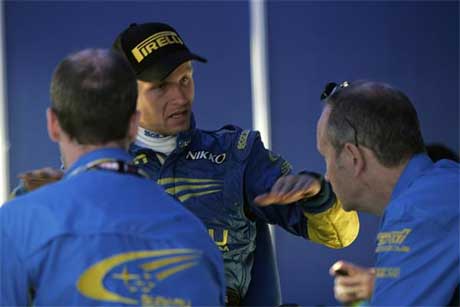 Petter Solberg var ikke fornøyd etter dag en hvor dekkene ikke holdt mål. Her prater han med sjefen David Lapworth etter dag en. (Foto: www.swrt.com) Petter Solberg var ikke fornøyd etter dag en hvor dekkene ikke holdt mål. Her prater han med sjefen David Lapworth etter dag en. (Foto: www.swrt.com)