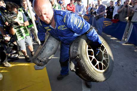 To av Petter Solbergs Pirelli-dekk eksploderte fredag på den siste fartsprøven i Rally Italia Sardinia. En mekaniker fjernet dekkene umiddelbart for nærmere ettersyn. Sammenlagt ligger Solberg på andreplass. Foto: Heiko Junge / SCANPIX 