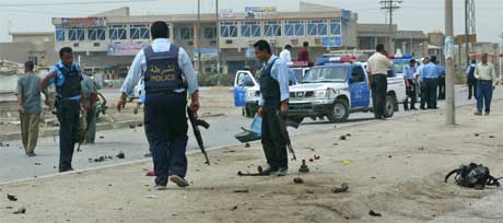 Irakiske politifolk på stedet fem kollegaer ble drept i dag. (Foto: Ceerwan Aziz/Reuters/Scanpix) 