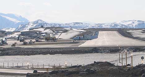 Widerøe-flyet havnet utenfor rullebanen under landing i Hammerfest. (Foto: Odd Inge Jacobsen)