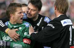 Odd-Grenlands keeper Erik Holtan jubler etter å ha reddet FFKs straffe. Han blir gratulert av, Bent Inge Johnsen (midten) og Jan Frode Nornes. (Foto: Jarl fr. Erichsen / SCANPIX)