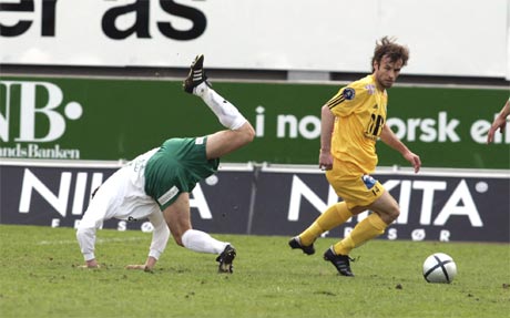 Ham-Kam-spiller går overende mens Bodø/Glimts Håvard Halvorsen er på vei framover. (Foto: Scnapix) Ham-Kam-spiller går overende mens Bodø/Glimts Håvard Halvorsen er på vei framover. (Foto: Scnapix)
