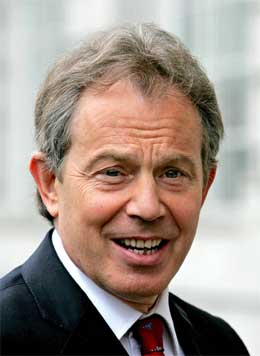 Det britiske folk ser ut til å ville ha fire nye år med Tony Blair. (Foto: Reuters/Scanpix)