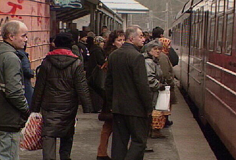 Trengselen er stor på Holmia stasjon i rushtiden. Foto: NRK