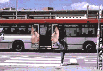Ekte reklame på bussdører. Men hva reklameres det for? Kyssing? (Kilde: ukjent. Animasjon: Alltid Moro)
