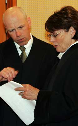 PROSEDERTE: Aktor Terje Nybø sa i sin prosedyre i dag at det var viktig å ikke legge skylden for trikkedrapet på sykehuset, mens forsvarer Heidi Bache-Wiig mener det er nettopp der skylden ligger for at en person mistet livet. (Foto: Scanpix) PROSEDERTE: Aktor Terje Nybø sa i sin prosedyre i dag at det var viktig å ikke legge skylden for trikkedrapet på sykehuset, mens forsvarer Heidi Bache-Wiig mener det er nettopp der skylden ligger for at en person mistet livet. (Foto: Scanpix)