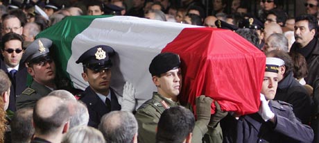 I Italia ble etterretningsoffiseren Nicola Calipari hyllet som en martyr og helt etter at han beskyttet Giuliana Sgrena med sin egen kropp. (Foto: Patrick Hertzog, AFP)