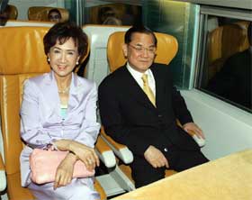 For første gang siden 1949 er en Kuomintang-leder i Kina. Her er Lien Chan på tog i Shanghai med sin kone Fang Yu. (Foto: AFP/Scanpix)