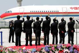 Representanter for kinesiske myndigheter hilser den taiwanske opposisjonslederen på flyplassen i Shanghai. (Foto: AFP/Scanpix)