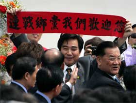 "Lian Chan, vi ønsker deg velkommen", står det på dette banneret en kinesisk mann viste fram under opposisjonslederens besøk på fastlandet. (Foto: AP/Scanpix)