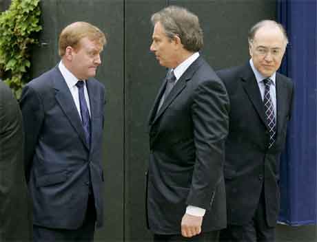 Dei tre partileiarane under ein seremoni i London 26. april. Frå venstre Charles Kennedy, Tony Blair og Michael Howard. (Foto: AP/Scanpix)