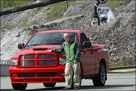 Jan Erik innrømmer at tester av biler som Dodge Ram SRT-10 nok kan få folk til å ønske seg store og fine biler. (Foto: Bjørnar Fjeldvær) 