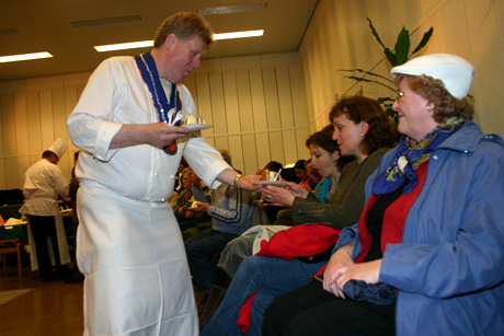 Kokken Arne Bredland er en kjent stemme for lytterne i Trøndelag. Han hadde bakt egen jubileumskake som han villig delte ut blant de frammøtte. (Foto: Jon-Annar Fordal) Kokken Arne Bredland er en kjent stemme for lytterne i Trøndelag. Han hadde bakt egen jubileumskake som han villig delte ut blant de frammøtte. (Foto: Jon-Annar Fordal)