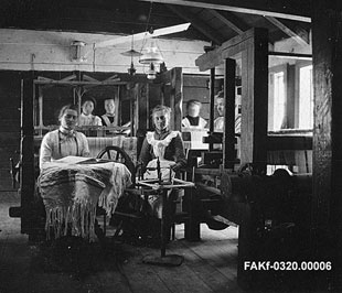 Vevkurs på Helsem, Stranda 1900-1905. Nr. 2 frå v. framme er Lovise Helsem (1882-1961, ætteboka 18/208). Fotograf ukjend. Fylkesfotoarkivet i Møre og Romsdal.