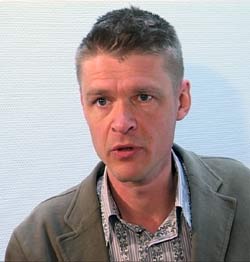 Henrik Pontèn i Antipiratbyrån jakter på fildelere i Sverige. Foto: NRK Henrik Pontèn i Antipiratbyrån jakter på fildelere i Sverige. Foto: NRK
