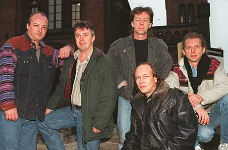 Etter 20 år var originalbesetningen i Flying Norwegian samlet igjen i 1996. Fra venstre: Gunnar Bergstrøm, Johannes Torkildsen, Jarle Zimmermann og Rune Walle, med Cato Sanden foran. NTB-foto: Bjørn Sigurdssøn. Etter 20 år var originalbesetningen i Flying Norwegian samlet igjen i 1996. Fra venstre: Gunnar Bergstrøm, Johannes Torkildsen, Jarle Zimmermann og Rune Walle, med Cato Sanden foran. NTB-foto: Bjørn Sigurdssøn.