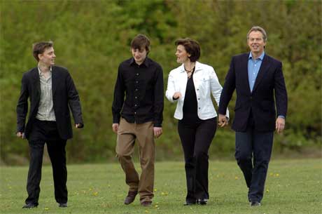 Britenes statsminister Tony Blair på vei for å avgi stemme sammen med kona Cherie og sønnene Euan (t.v.) og Nicky i dag. (Foto: AFP/Scanpix)