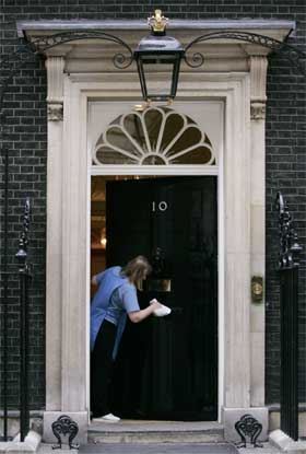 Døra til statsministerboligen 10 Downing Street rengjøres før Blair trolig tar fatt på fem nye år i boligen. (Foto: Reuters/Scanpix)