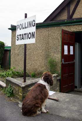 Britene går til valgurnen i dag, men ikke alle familiemedlemmer har stemmerett. Her ventes det utenfor et valglokale i Gunnersby vest i London. (Foto: AFP/Scanpix)