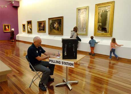 Dette valglokalet i York er blant verdens vakreste: Det er plassert blant unike malerier i York kunstgalleri. (Foto: AP/Scanpix)