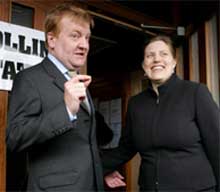 TIPPES GODT VALG: Charles Kennedy og kona Sarah på vei ut av valglokalet i Fort William i Skottland. Foto: Reuters/Scanpix.