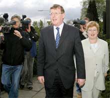 I NORD-IRLAND: Den moderate UUP-lederen David Trimble, her med kona Daphne, ventes å tape for de mer ytterligående unionistene. Foto: Reuters/Scanpix.