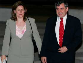 ARVTAKER?: Finansminister Gordon Brown og hans kone Sarah kan bli det nye statsministerparet i Storbritannia. Her på vei til opptellingen i sin valgkrets Kirkcaldy i Skottland. Foto: Reuters/Scanpix.