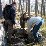Martin og Unni forbereder seg til å gjør opp ild uten fyrstikker. Foto: NRK