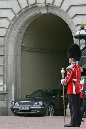 Tony Blair på vei til statsministerboligen etter møte med dronningen i Buckingham Palace i formiddag. (Foto: Reuters/Scanpix) Tony Blair på vei til statsministerboligen etter møte med dronningen i Buckingham Palace i formiddag. (Foto: Reuters/Scanpix)