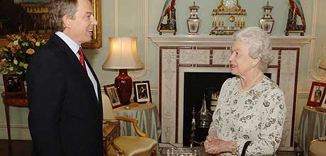 MTTE DRONNINGEN: Storbritannias statsminister Tony Blair mtte dronning Elizabeth II fredag ettermiddag etter  ha vunnet parlamentsvalget. (Foto: John Stillwell/AP)