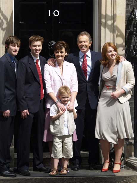 Familien Blair behøver ikke levere flyttemelding med det første. Beboerne i 10 Downing Street er fortsatt Tony Blair, kona Cherie, datteren Kathryn og sønnene Nicky (t.v.), Euan og lille Leo. (Foto: Reuters/Scanpix) Familien Blair behøver ikke levere flyttemelding med det første. Beboerne i 10 Downing Street er fortsatt Tony Blair, kona Cherie, datteren Kathryn og sønnene Nicky (t.v.), Euan og lille Leo. (Foto: Reuters/Scanpix)
