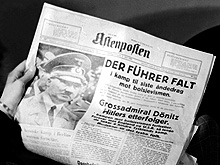 Etter Hitlers død 30. april var den tyske storadmiral Dønitz Tysklands øverste formelle leder. Her er forsiden i Aftenposten. Foto: NTB Arkiv / Scanpix