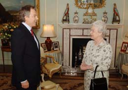 Dronning Elizabeth har bedt Tony Blair om å danne ny regjering. (Foto: S.Stilwell, AFP)