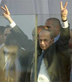 TERRORMÅL:Michel Aoun måtte holde seg bak skuddsikkert glass i sin første tale. Foto: AFP/Scanpix. TERRORMÅL:Michel Aoun måtte holde seg bak skuddsikkert glass i sin første tale. Foto: AFP/Scanpix.
