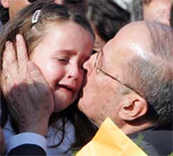 GJENSYN: Michel Aoun kysser sin datterdatter etter å ha ankommet Beirut flyplass. GJENSYN: Michel Aoun kysser sin datterdatter etter å ha ankommet Beirut flyplass.