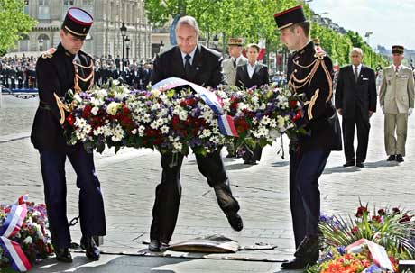 VED TRIUMFBUEN: President Jacques Chirac la ned kransen ved Den ukjente soldats grav i Paris. Foto: AFP/SCanpix.