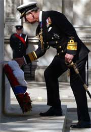 SEIER OG TAP: Prins Charles hedret de mange britene som falt. Foto: AP/Scanpix. 