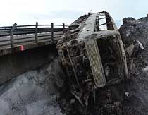 Bussen brant fullstendig ut etter utforkjøringen. Foto: NRK. Bussen brant fullstendig ut etter utforkjøringen. Foto: NRK.