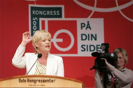 Kristin Halvorsen ble fort varm i trya da hun talte til LO-kongressen i dag. (Foto: Heiko Junge/Scanpix)