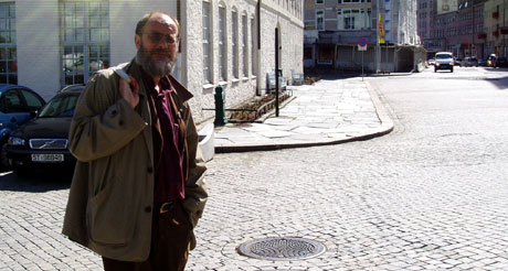 Mons Kvamme viser horestrøket på Nordnes i Bergen. Foto: NRK