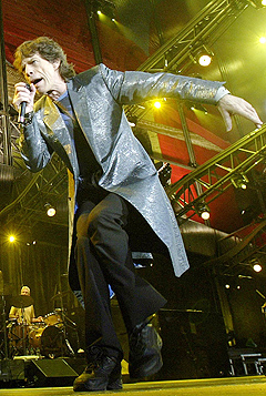Mick Jagger og The Rolling Stones spiller i Bergen 6. juni. To dager senere står de på scenen i Horsens i Danmark. Svartebørshaiene er ute etter dine penger. Foto: Jose Jordan, AFP Photo / Scanpix.