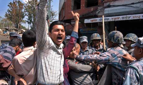 Opprørspoliti arresterte i går maoistiske studentaktivister, som demonstrerte mot kong Gyanendra (Scanpix/AP) Opprørspoliti arresterte i går maoistiske studentaktivister, som demonstrerte mot kong Gyanendra (Scanpix/AP)