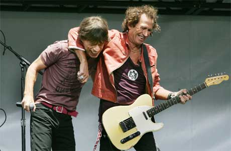 Mick Jagger og Keith Richards moret seg under pressekonferansen. (Foto: Scanpix / Reuters)