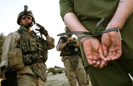 En USA-soldat med en irakisk fange. (Foto: C.Bouroncle, AFP)