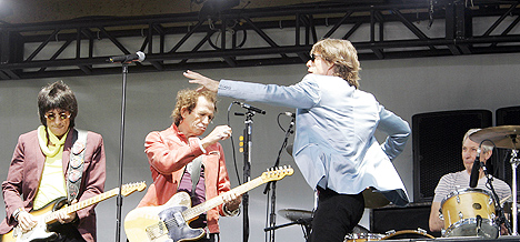 Rolling Stones holder pressekonferanse og forteller om sin nye turne, og tar et par låter for de frammøtte. Foto: Gary Hershorn, Reuters / Scanpix.