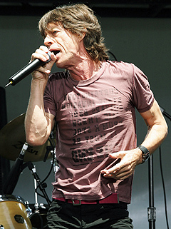 Mick Jagger trekker på åra, men vet fortsatt hvordan en mikrofon skal håndteres. Foto: Mike Segar, Reuters / Scanpix.