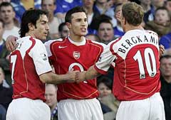 Robin van Persie jubler sammen med Robert Pires og Dennis Bergkamp etter 1-0-målet. (Foto: Reuters/Scanpix) Robin van Persie jubler sammen med Robert Pires og Dennis Bergkamp etter 1-0-målet. (Foto: Reuters/Scanpix)