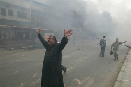 En mann roper ut sin fortvilelse etter eksplosjonen øst i Bagdad i formiddag. (Foto: AFP/Scanpix)