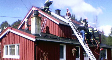Boligen er totalskadd av brannen. MMS-foto: Geir Olav Slåen.