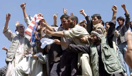 BRENNER FLAGG: Studentene brenner amerikansk flagg i Kabul (Foto: Scanpix /Reuters / Shah Marai)